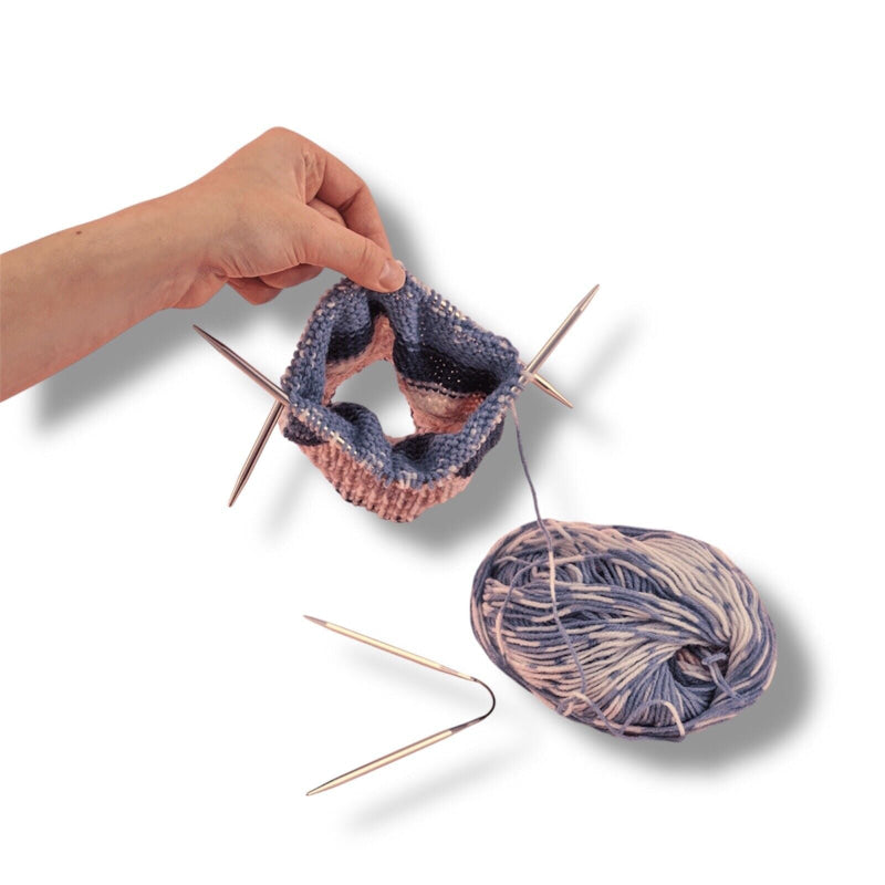 Knitting project mit Addi CraSy Trio Set und buntem Garn und Nadeln