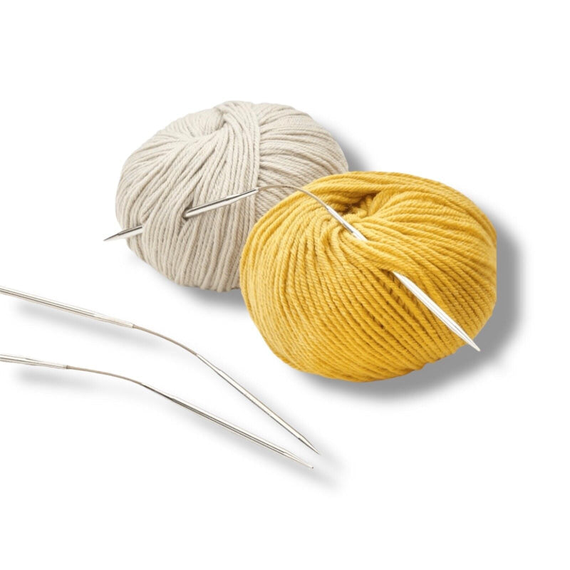 Bunte Wollknäuel mit Stricknadeln für das Addi CraSy Trio Set zum Sockenstricken