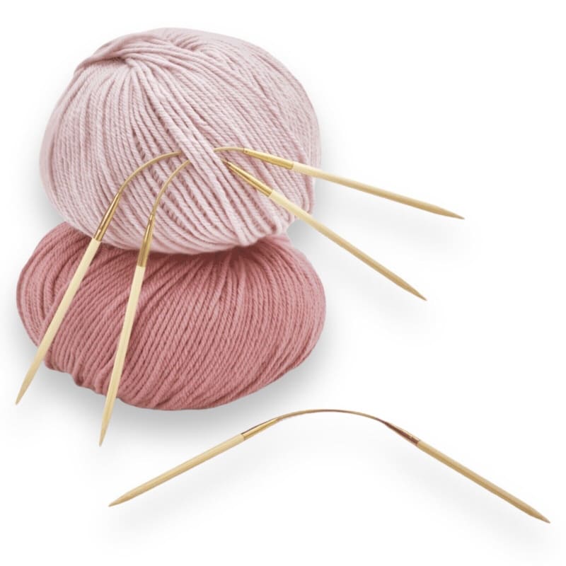 Zwei pinke Wolleknäuel mit Stricknadeln im Addi CraSyTrio Bamboo Set