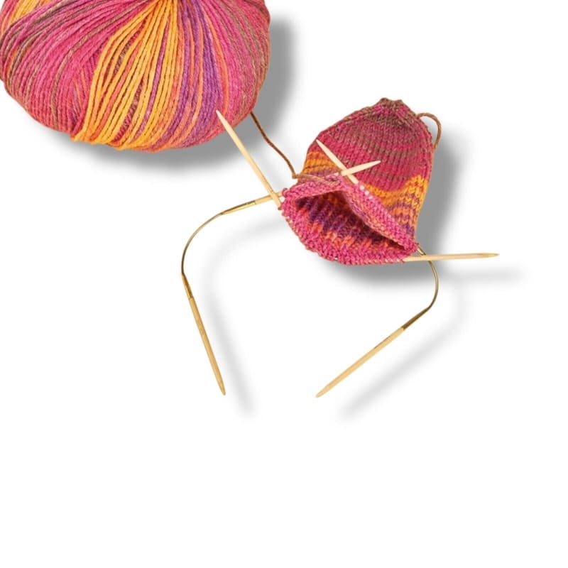 Buntes Strickprojekt mit Addi CraSyTrio Bambus Stricknadeln in Aktion