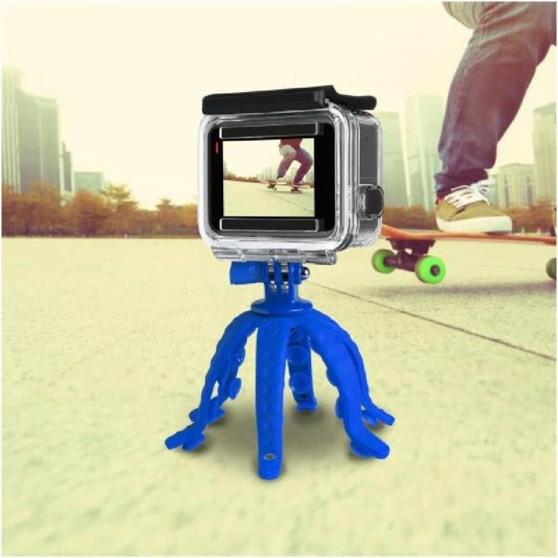 Blauer Mini-Stativ mit Saugnapf hält wasserdichte Actionkamera beim Skateboarden