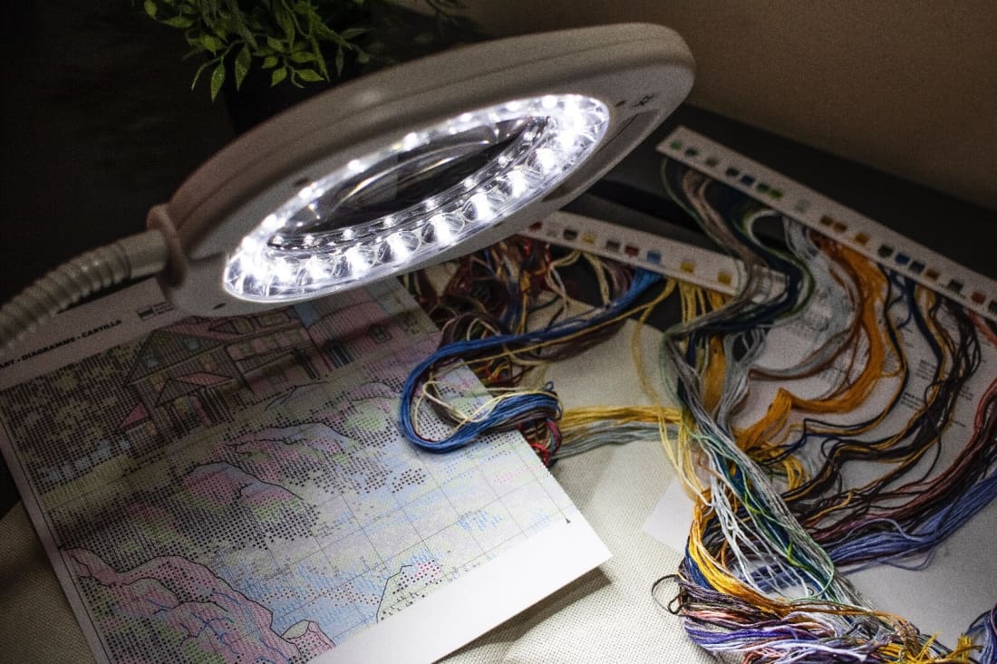 Lichtreiche LED-Lupenleuchte über Kreuzstichprojekt, perfekt zum Nähen und Hobbys