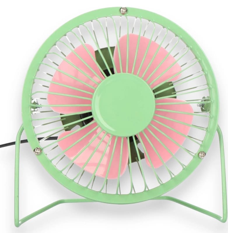 Mintgrüner Metallventilator mit pinken Flügeln auf dem Schreibtisch, kompakte Mini-Ansicht