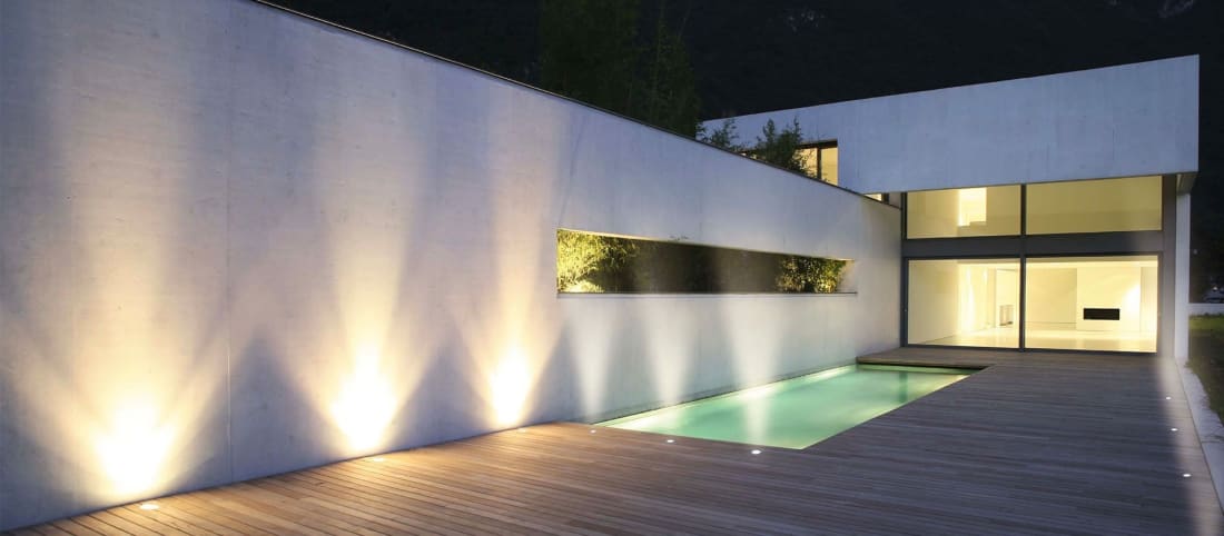 Modernes Haus mit Pool Beleuchtung Set SOFIA von Owlia für coole Terrassen Stimmung