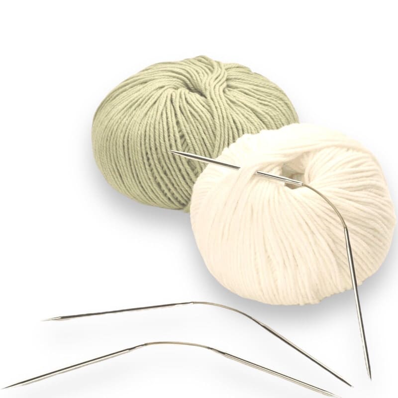 Bunte Wollknäuel mit Stricknadeln von Addi Crasy Trio für Sockenstricken