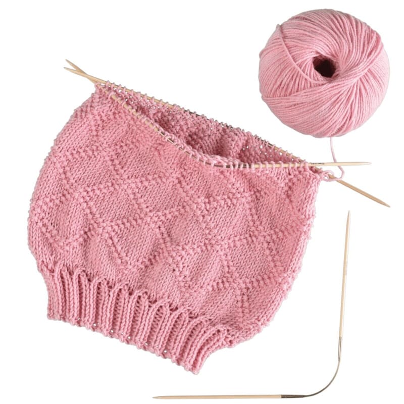 Pink gestrickter Pullover mit Wolle und Nadeln für addi Crasy Trio Socken
