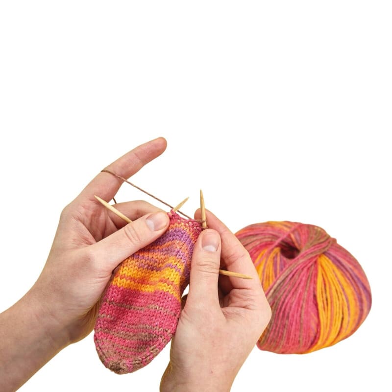 Knitting a cozy sock with addi Crasy Trio Bamboo Rundstricknadeln im Einsatz