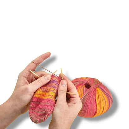Bunte handgestrickte Socke aus dem Addi CraSyTrio 24cm Bambus-Nadelset