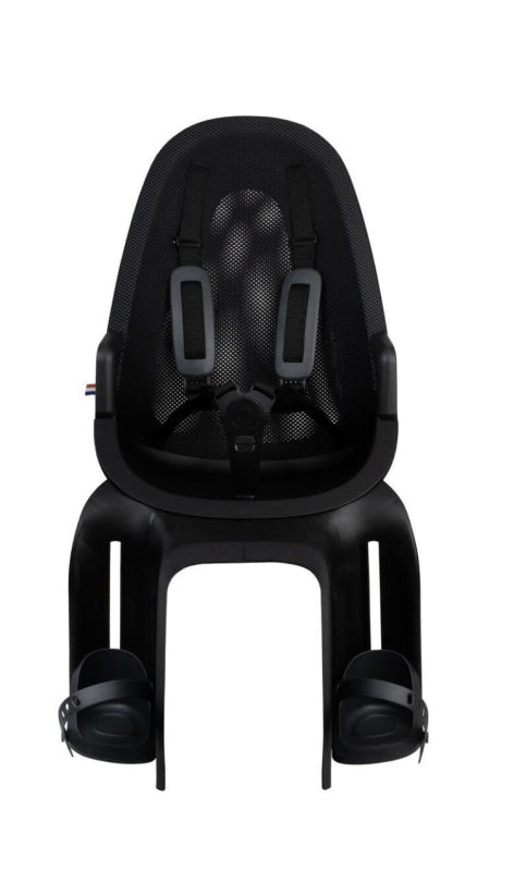 Schwarzer Fahrradkindersitz Qibbel Air Maxi mit verstellbaren Fußrasten und Fünf-Punkt-Gurt
