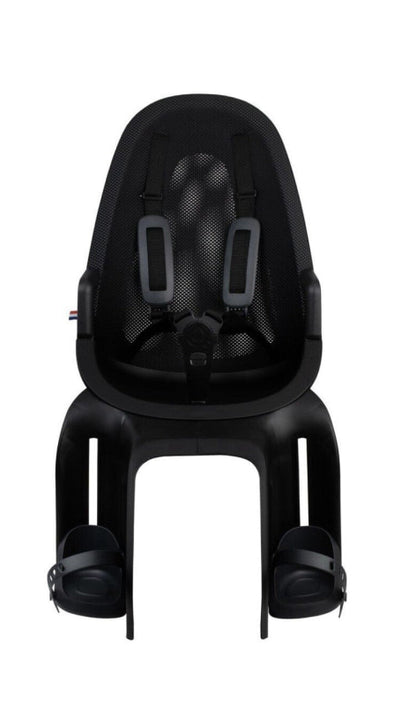 Schwarzer Fahrradkindersitz Qibbel Air Maxi mit verstellbaren Fußrasten und Fünf-Punkt-Gurt