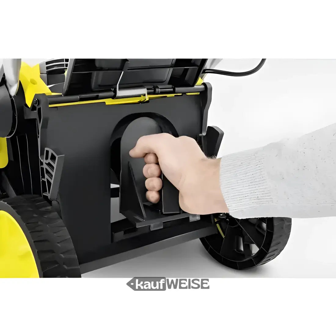 Hand hält schwarzen Druckwasserreinigergriff mit gelben und schwarzen Rädern