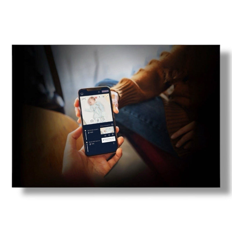 Smartphone zeigt Motorola Baby VM65X Connect Video-Babyphone mit Farbdisplay nachtsicht