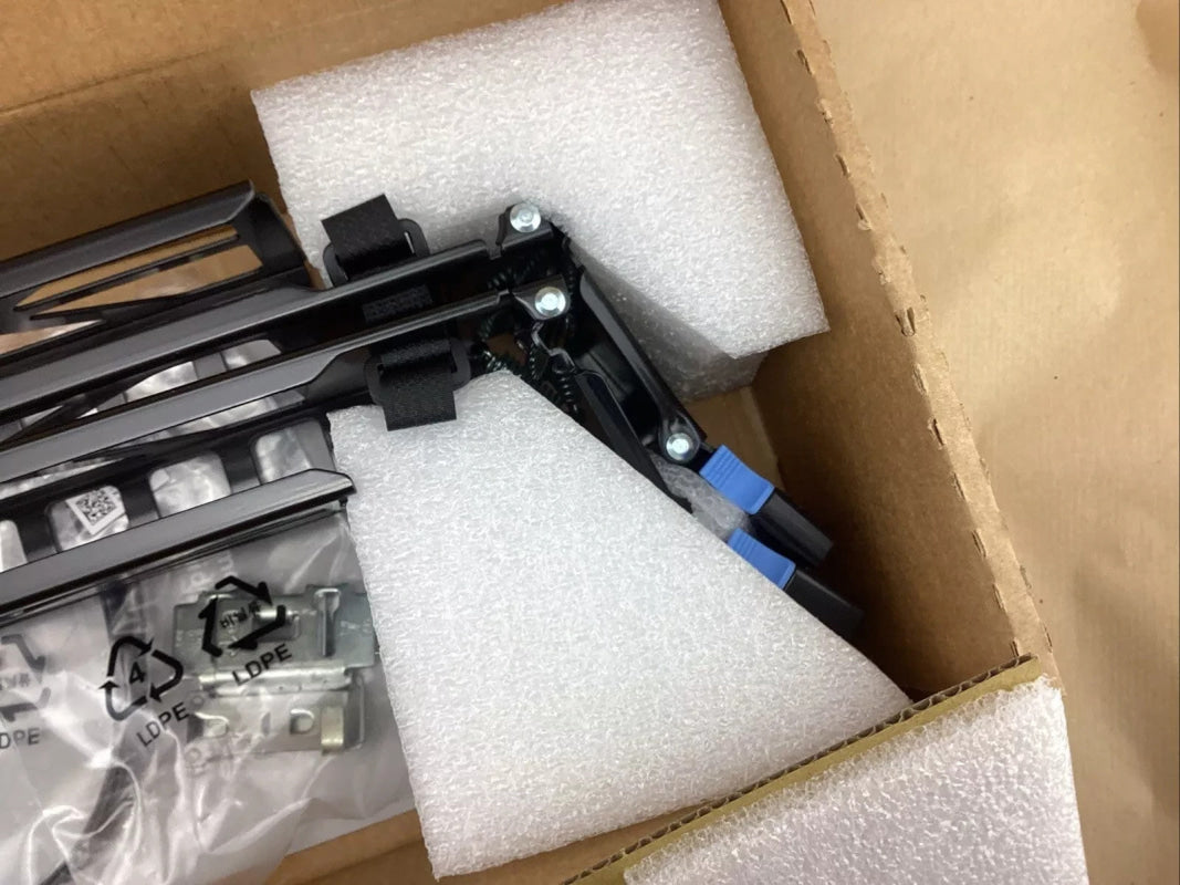 Serverrack-Schienen sicher verpackt im Karton mit Schaumstoff für Dell Kabelmanagement